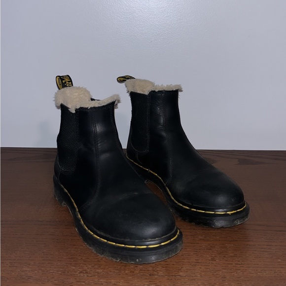2976 Women’s Faux Fur Lines Chelsea Boots - Picture 2 of 3